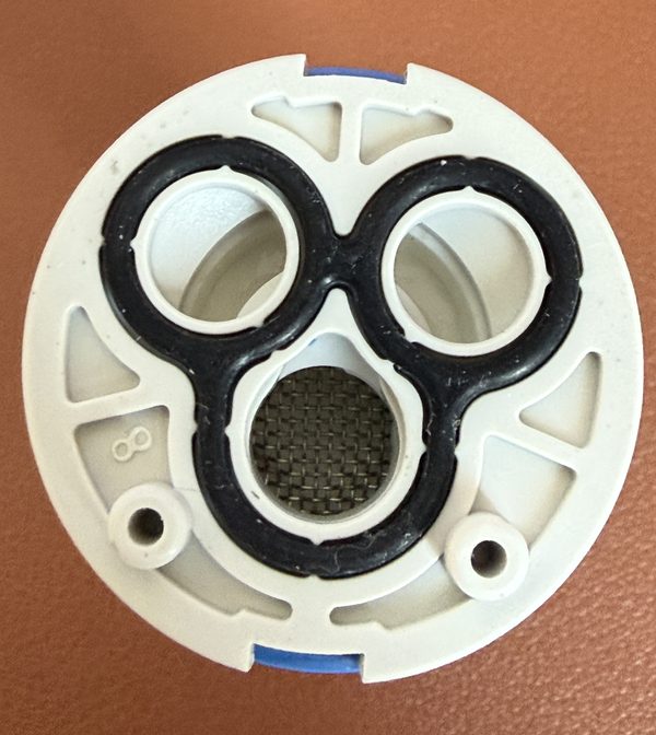 Base of the replacement 35 mm cartridge: three ports in one black seal, a screen in one port, two pegs